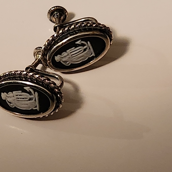 Wedgewood Sterling Screwback Earrings - Picture 12 of 15